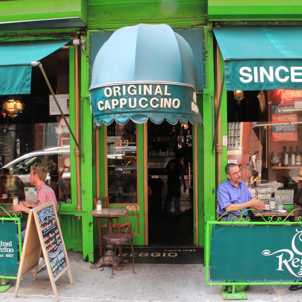 entrada de la cafeteria Caffe Reggio en Nueva York. Lugar donde se grabó el padrino.