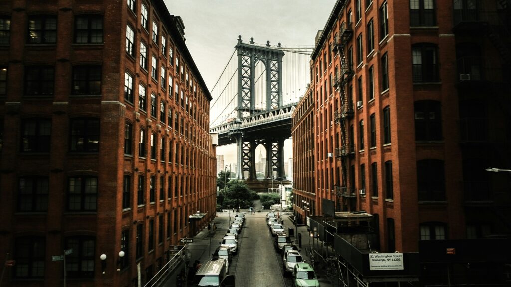 calle de dumbo con vistas al puente de manhattan