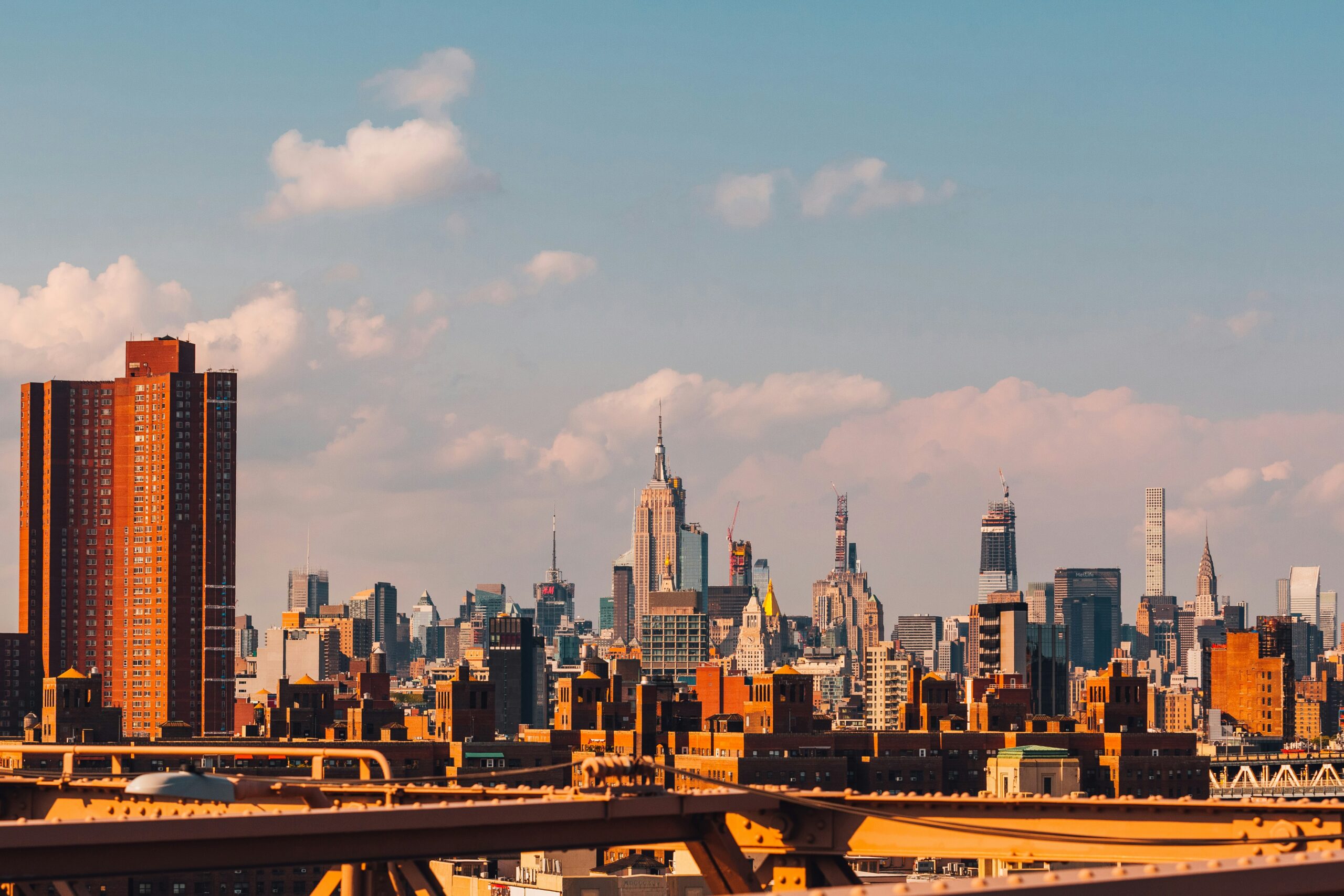 Imagen de los edificios de la ciudad de Nueva York en que se ven edificios emblemáticos.